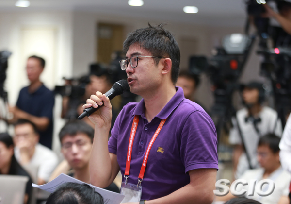 经济日报记者提问(刘健 摄)