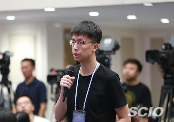 澎湃新闻记者提问(刘健 摄)