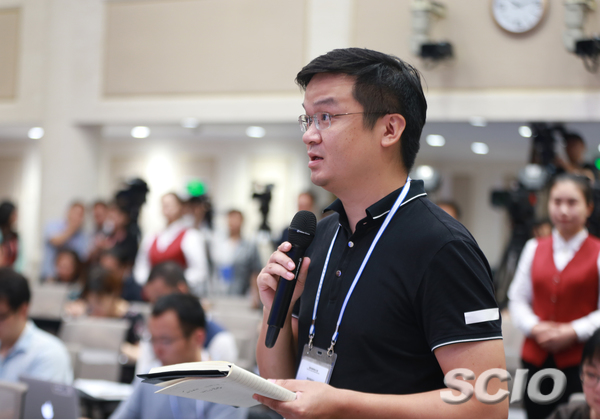 中央广播电视总台央视记者提问(刘健 摄)